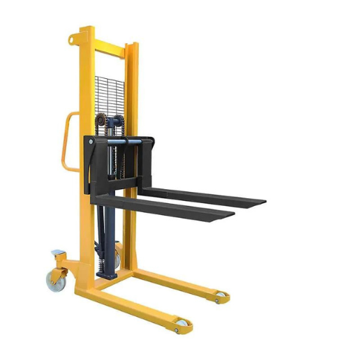 Empilhadeira hidráulica de 2 toneladas em funcionamento no armazém.